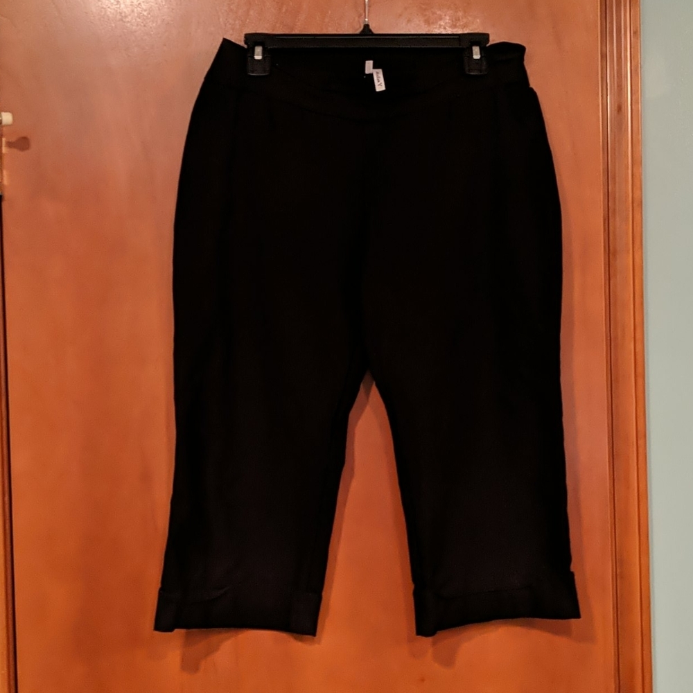 EUC black stretchy dress capris
